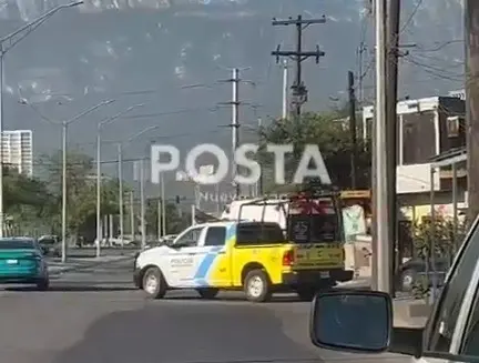 Una patrulla resguarda el sitio donde se registró el ataque a balazos en la colonia Garza Nieto, en Monterrey. Foto: Raymundo Elizalde