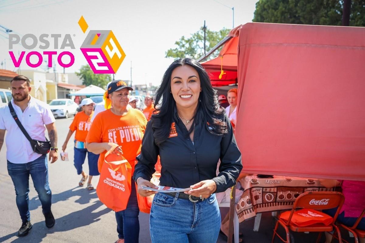 La candidata de Movimiento Ciudadano a la alcaldía de San Nicolás, Alejandra Morales, durante un recorrido de campaña en un mercado rodante. Foto: Armando Galicia