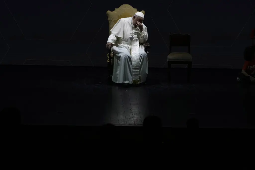 El papa Francisco gesticula durante un encuentro anual de organizaciones profamilia en el Auditorio de la Conciliación, en Roma, el 10 de mayo de 2024. (AP Foto/Alessandra Tarantino)