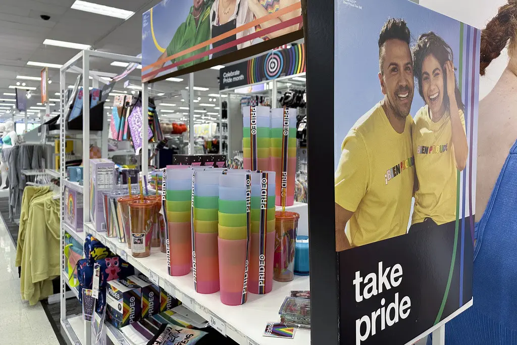 Artículos del mes del Orgullo de la comunidad LGBTQ en una tienda de Target, el 4 de mayo de 2023, en Nashville, Tennessee. (AP Foto/George Walker IV, Archivo)