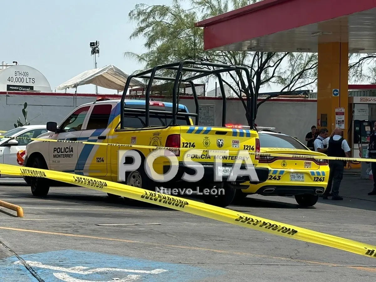 Policías de Monterrey a su llegada a una gasolinera Oxxo Gas que fue asaltada y que dejó un despachador herido. Foto: Raymundo Elizalde