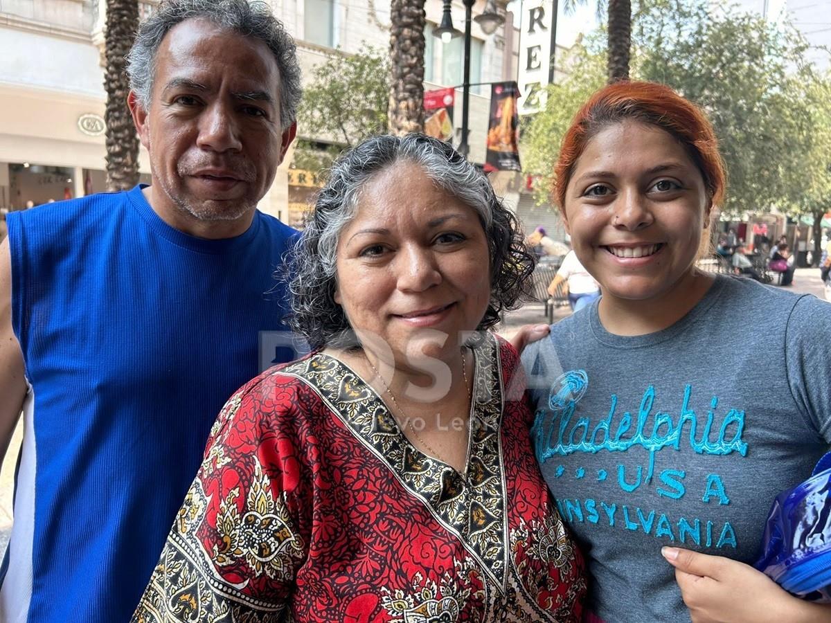 Una familia aprovecha el Día de las Madres para pasear en la Plaza Comercial Morelos de Monterrey. Foto: Rosy Sandoval