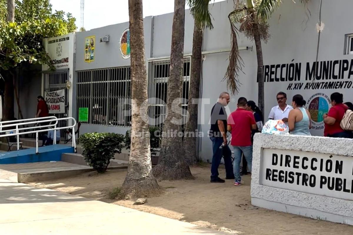 Bloquean docentes oficinas del gobierno del estado en Los Cabos