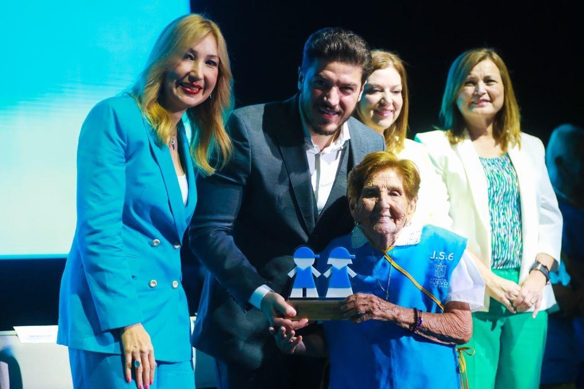 Alma Rosa Marroquín, Secretaria de Salud; Samuel García, Gobernador de Nuevo León entregando un reconocimiento. Foto: Gobierno de Nuevo León