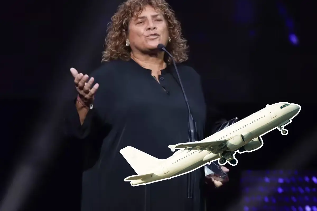 La cantante Denisse de Kalafe y un avión. Foto: Getty Images