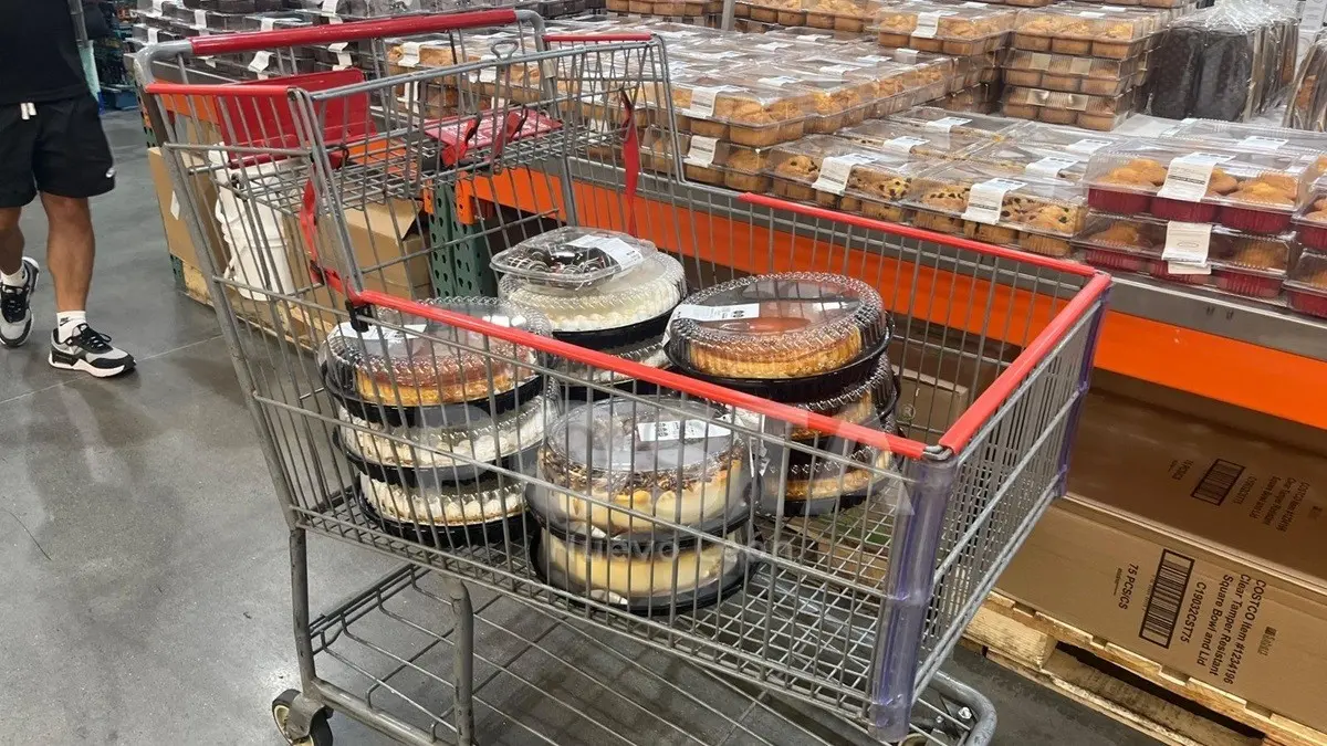 ¡Corre! Ya se están acabando los pasteles en Costco para mamá