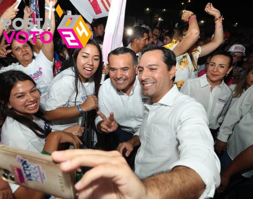 Mauricio Vila Dosal se unió formalmente a la campaña panista durante un acto en el mercado de San Roque donde participó junto a Renán Barrera y Cecilia Patrón.- Foto Cortesía