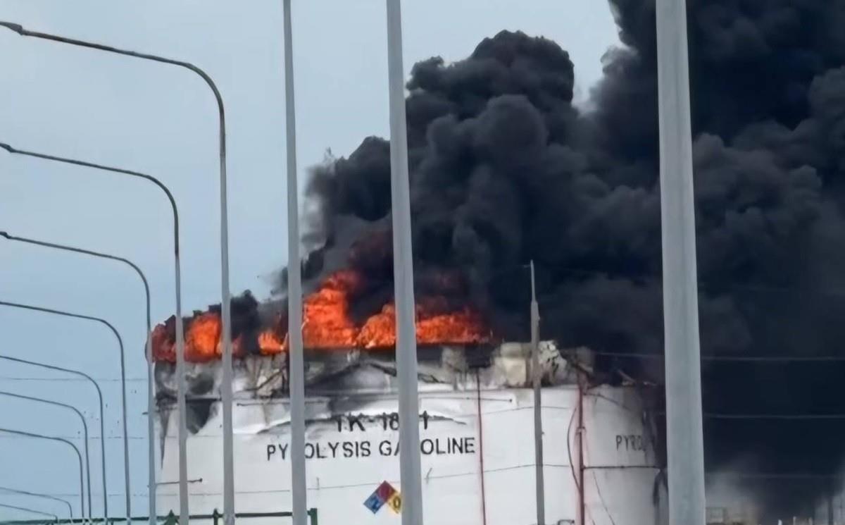 El incendio generó una densa columna de humo. Foto: X @KhaosodEnglish