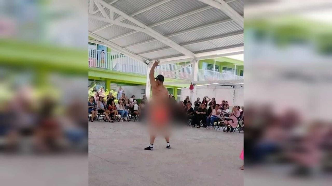 Un stripper festejó con un candente baile en muuuuuy poca ropa a las mamás de la primaria Benito Juárez. Foto: X @ALunaSilva