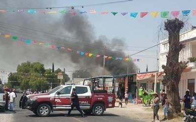 La zona exterior del taller clandestino durante la explosión. Foto: El Sol de Puebla.