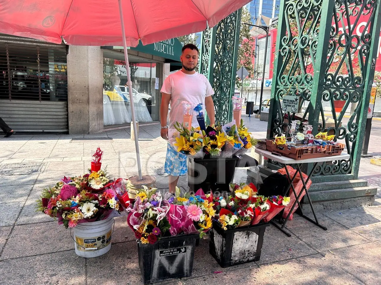 Un vendedor de flores en el centro de Monterrey, atendiendo el puesto. Foto: Rosy Sandoval.