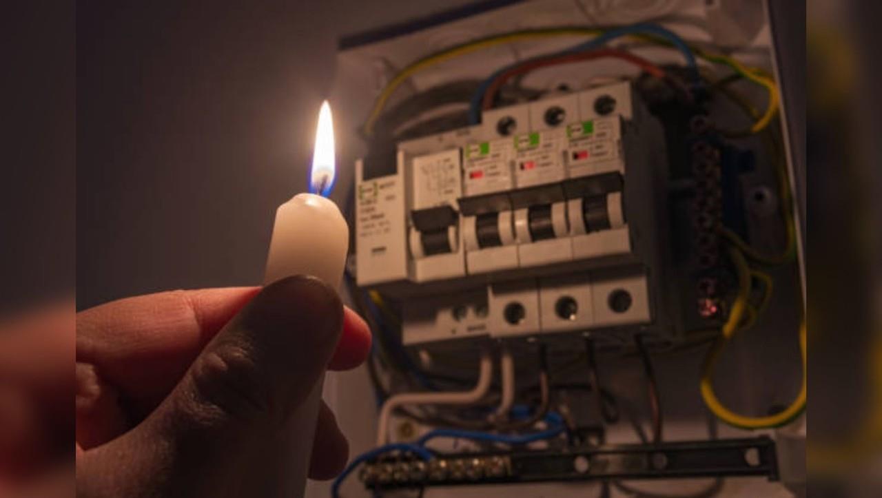 Una vela alumbrando un sistema eléctrico dañado. Foto: Pixabay.