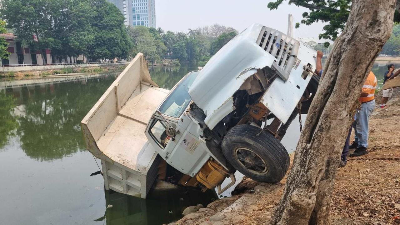 El chófer del camión dijo que estaba pasando por una calle empinada y un auto le cerró el paso, por lo cual, la pesada unidad se quedó sin frenos y se fue de reversa hasta caer al agua. Foto: Armando de la Rosa / POSTA