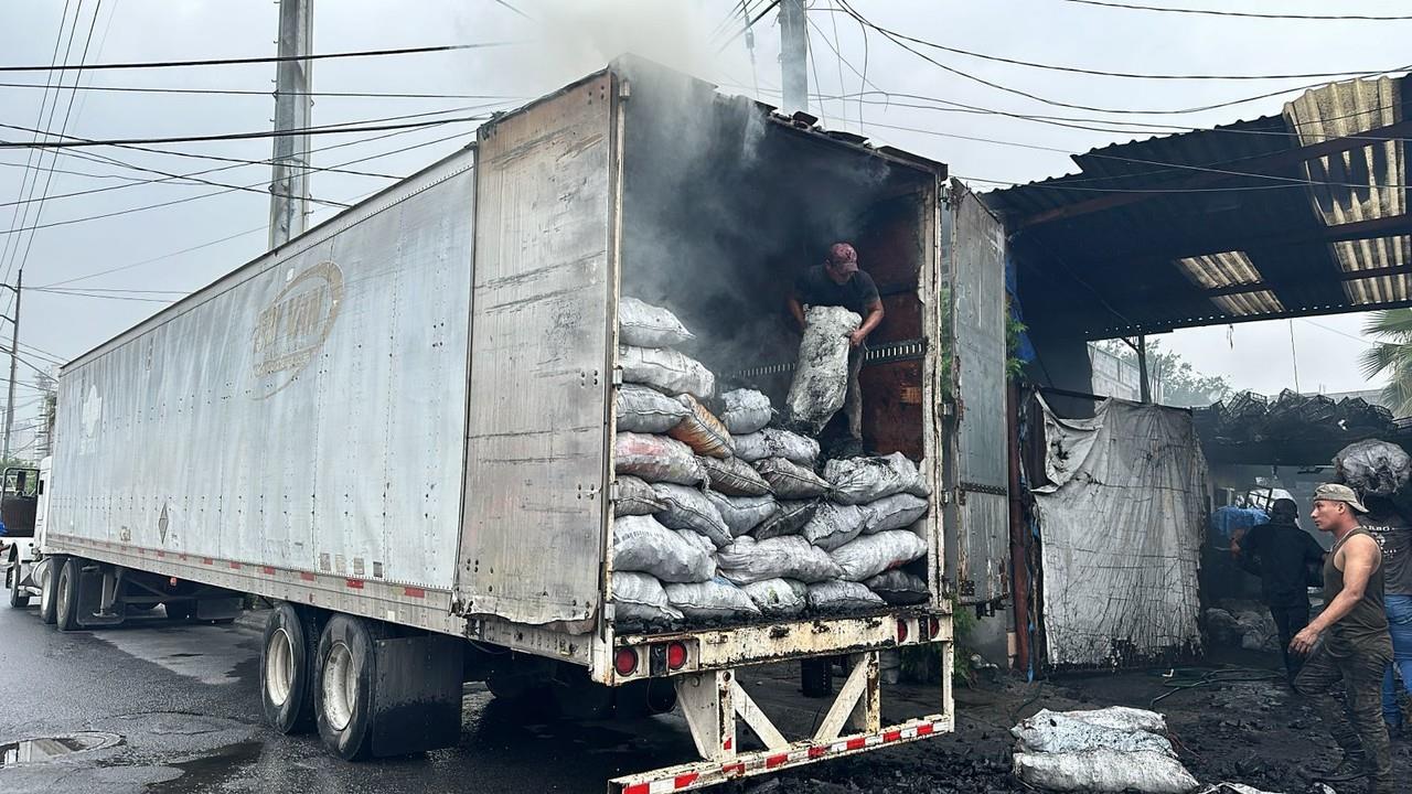 Incendio de tráiler con 27 toneladas de carbón en Monterrey: Fotos. PCNL