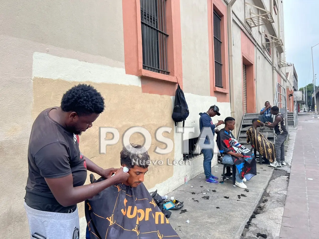 Haitianos decidieron ofrecer servicios de barbería en Monterrey. Foto. Rafael Enríquez
