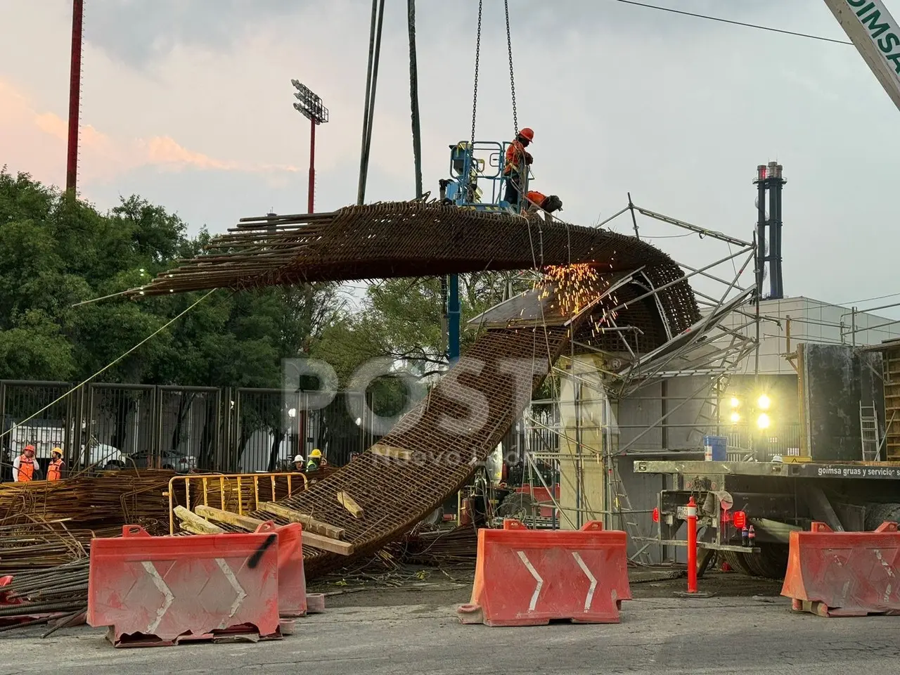 Estructura metálica de la Línea 6 del Metro colapsó sobre la avenida Prolongación Madero. Foto. Azael Valdés