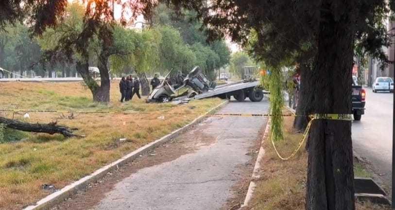 Los cuatro estudiantes viajaban en un Ford K que terminó destrozado tras el choque. Foto: FB Toluca comunica