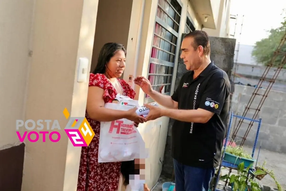 El candidato a Diputado local por el Distrito 22, Heriberto Treviño conversando con vecinos en Juárez, Nuevo León. Foto: Coalición Fuerza y Corazón por Nuevo León