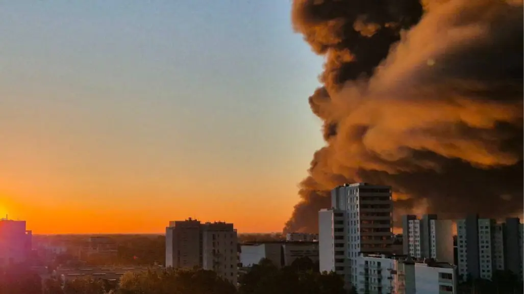 Incendio devora centro comercial en Polonia: más del 80% del lugar en llamas