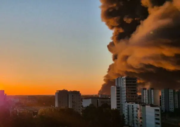 Incendio devora centro comercial en Polonia: más del 80% del lugar en llamas