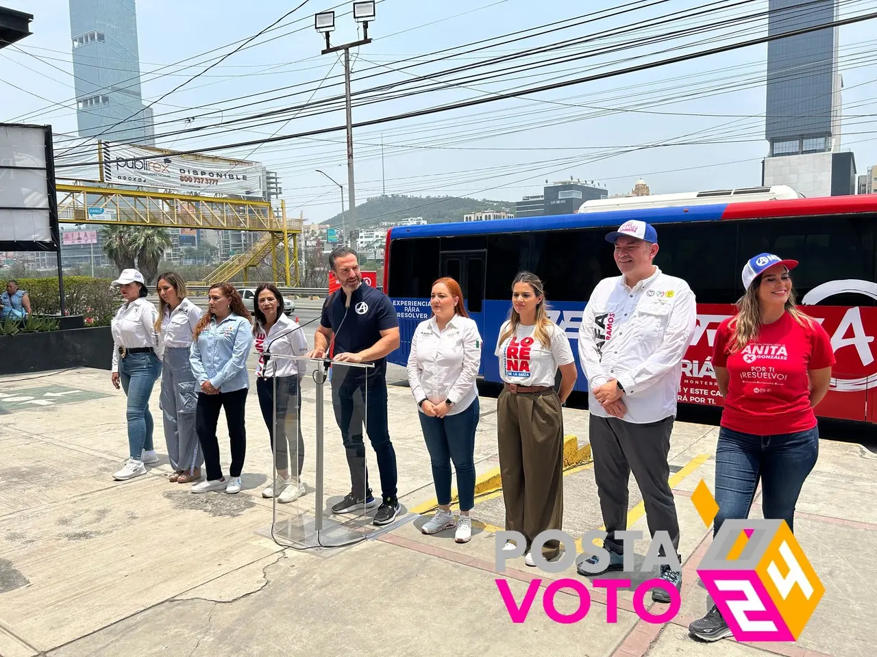 El candidato a la alcaldía por la coalición “Fuerza y Corazón por Nuevo León”, Adrián de la Garza, junto a otros aspirantes priistas a un puesto de elección popular. Foto: Jorge López