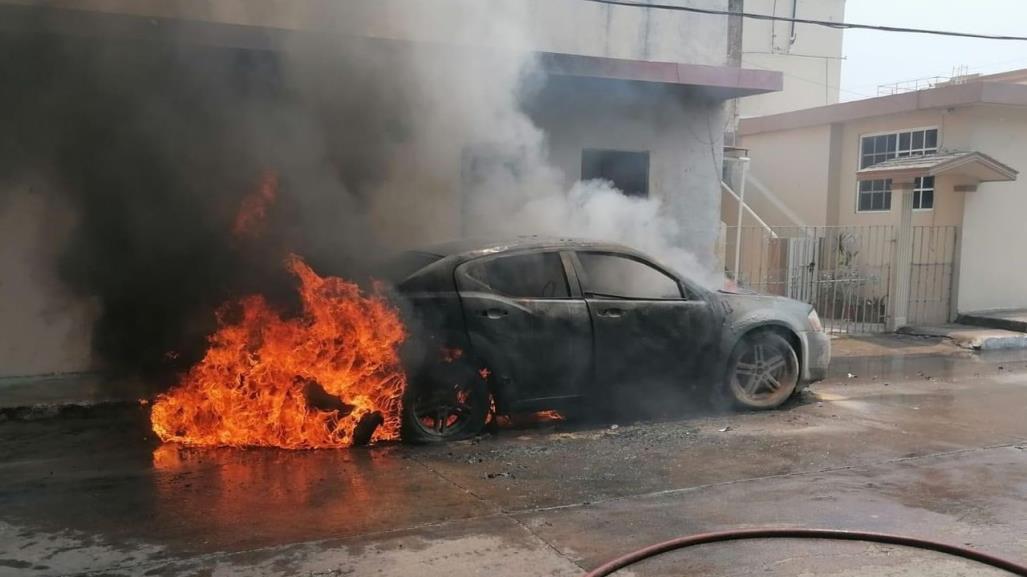 Fuego consume un auto cerca del centro de Tampico