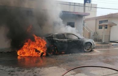 Fuego consume un auto cerca del centro de Tampico