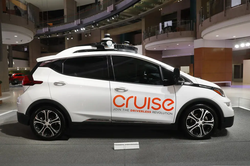 Un vehículo Bolt de la unidad de eléctricos autónomos Cruise AV de General Motors exhibido en Detroit, el 16 de enero de 2019. (Foto AP/Paul Sancya, Archivo)