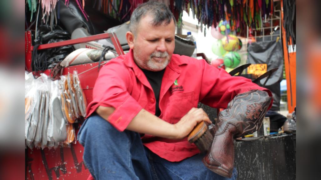 Los boleros son los psicólogos de la calle, el arte de limpiar y escuchar