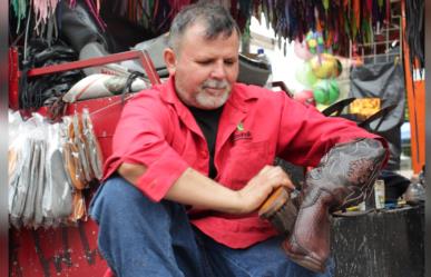 Los boleros son los psicólogos de la calle, el arte de limpiar y escuchar