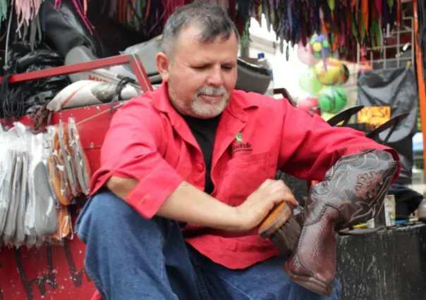 Los boleros son los psicólogos de la calle, el arte de limpiar y escuchar