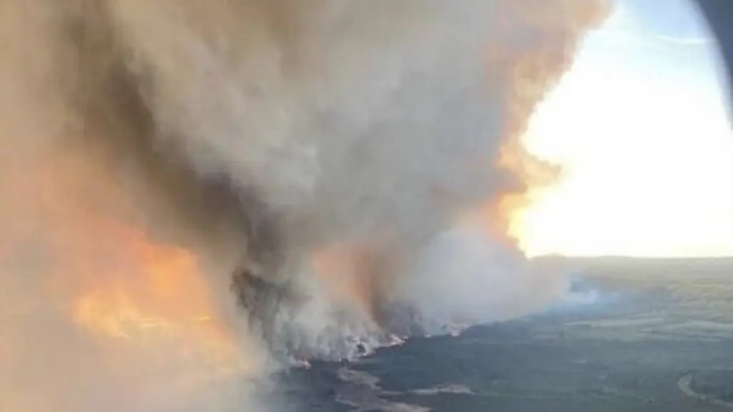 Miles de desalojos por incendio forestal en Columbia Británica, Canadá