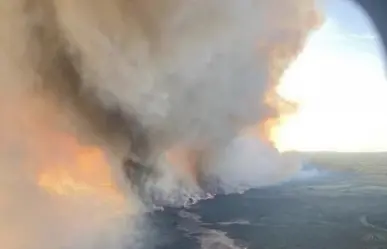 Miles de desalojos por incendio forestal en Columbia Británica, Canadá