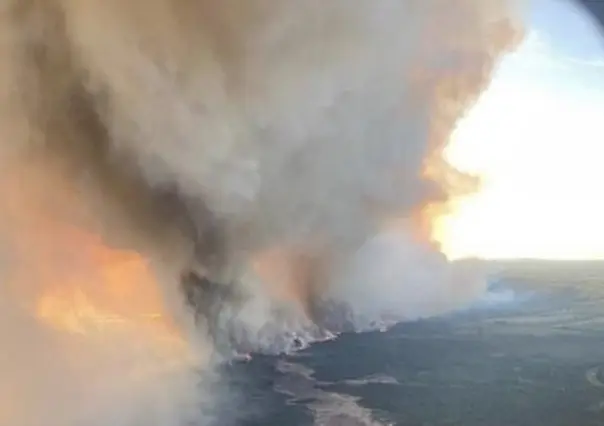 Miles de desalojos por incendio forestal en Columbia Británica, Canadá