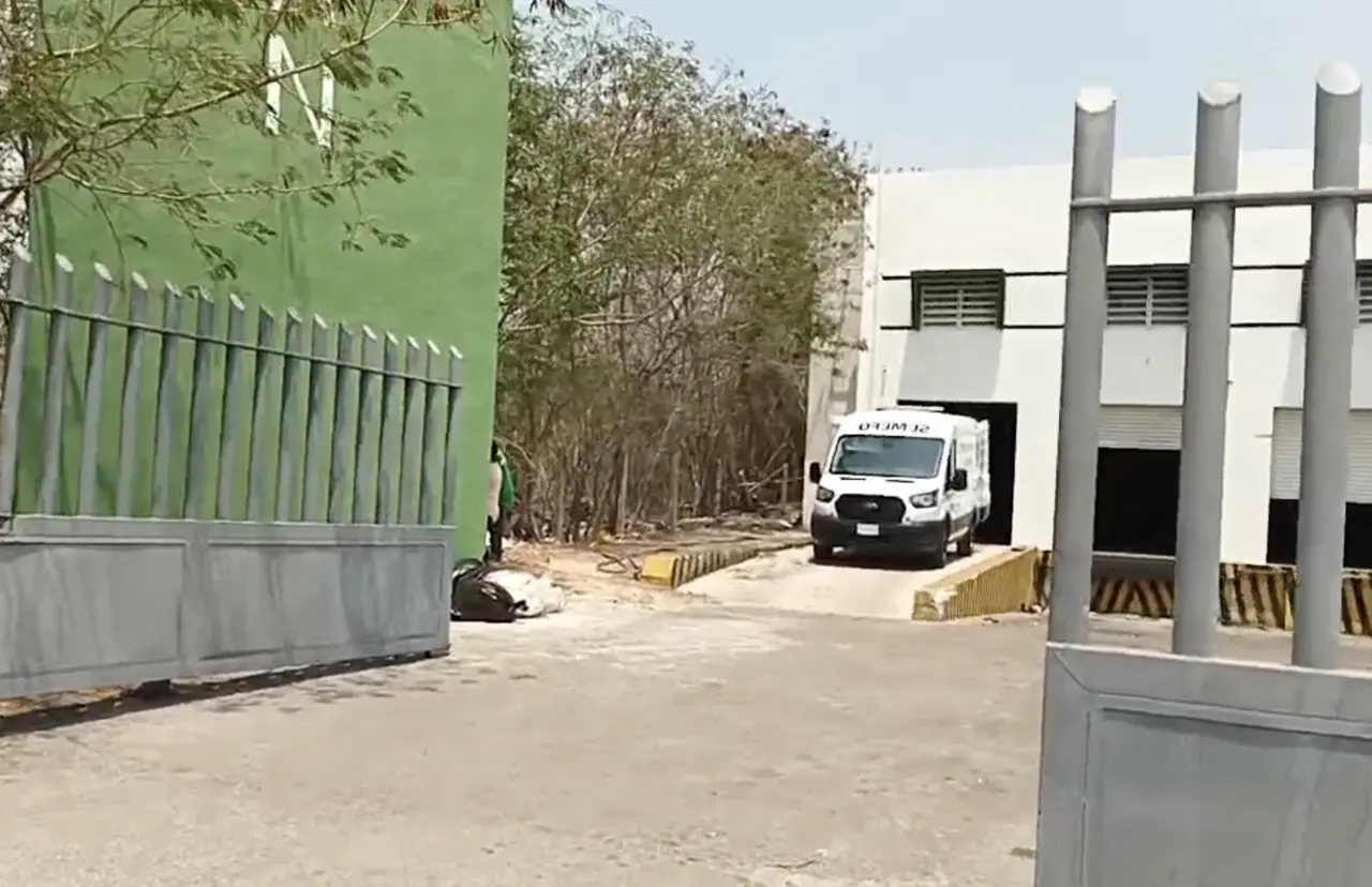 El trabajador de una empresa se llevó tremendo susto este lunes al encontrar el cuerpo si vida y en estado de putrefacción de una persona .- Foto de Quadratín Yucatán