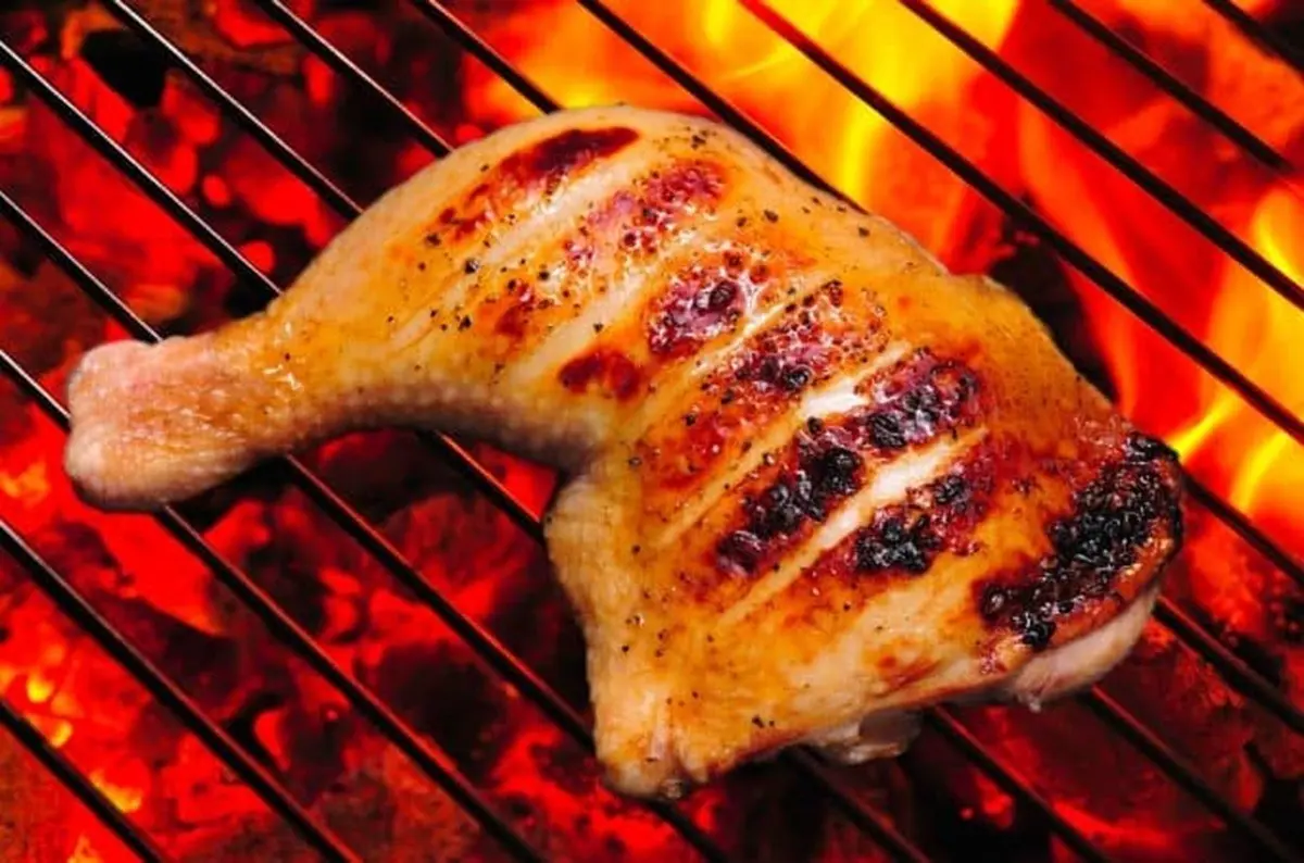 El pollo debe cocinarse a una temperatura de 73 °C para matar cualquier bacteria peligrosa. Foto: Comidas Peruanas