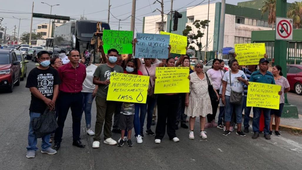 Bloquean para exigir medicamentos contra la hemofilia infantil en el IMSS Madero