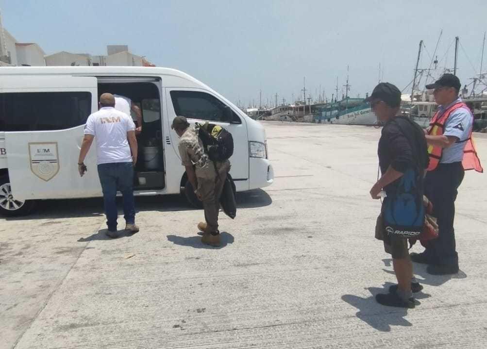 Tres personas de origen extranjero fueron rescatadas ayer por una embarcación luego de ser vistos a la deriva a 77 kilómetros de puerto Progreso.- Foto de la Secretaría de Marina