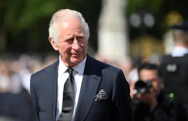 Pierde el rey Carlos III sentido del gusto por tratamiento contra el cáncer