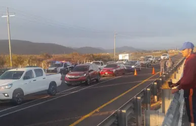Cierran la transpeninsular docentes y padres de familia de La Paz