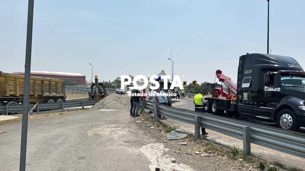 Precaución: Volcadura de tráiler tipo góndola en Tecámac