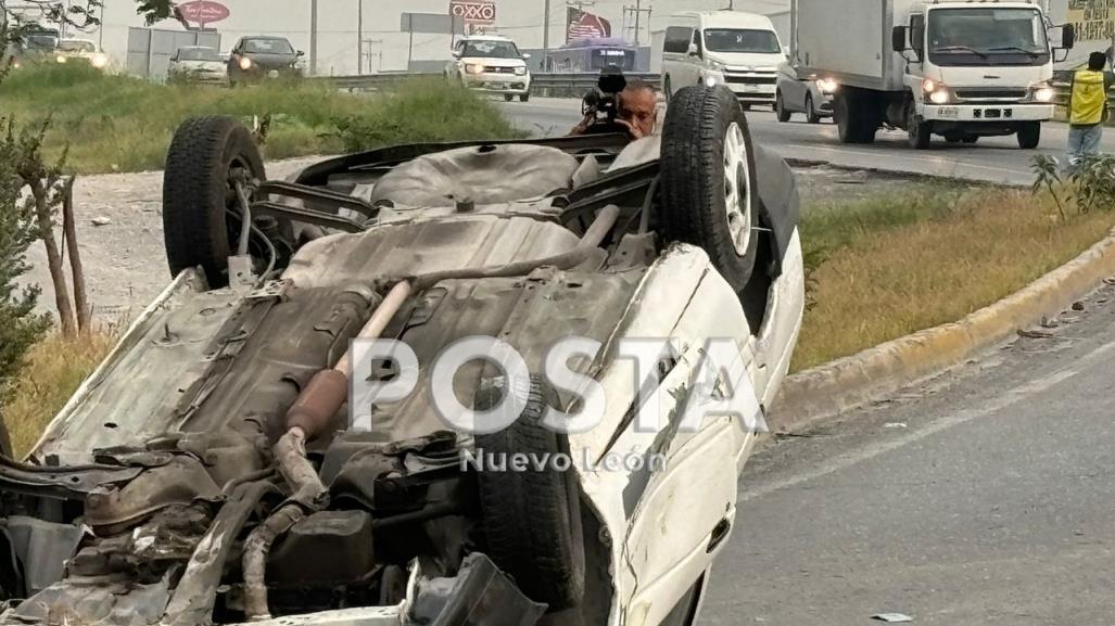 Hombre vuelca su auto tras chocar con señalamiento vial en Guadalupe