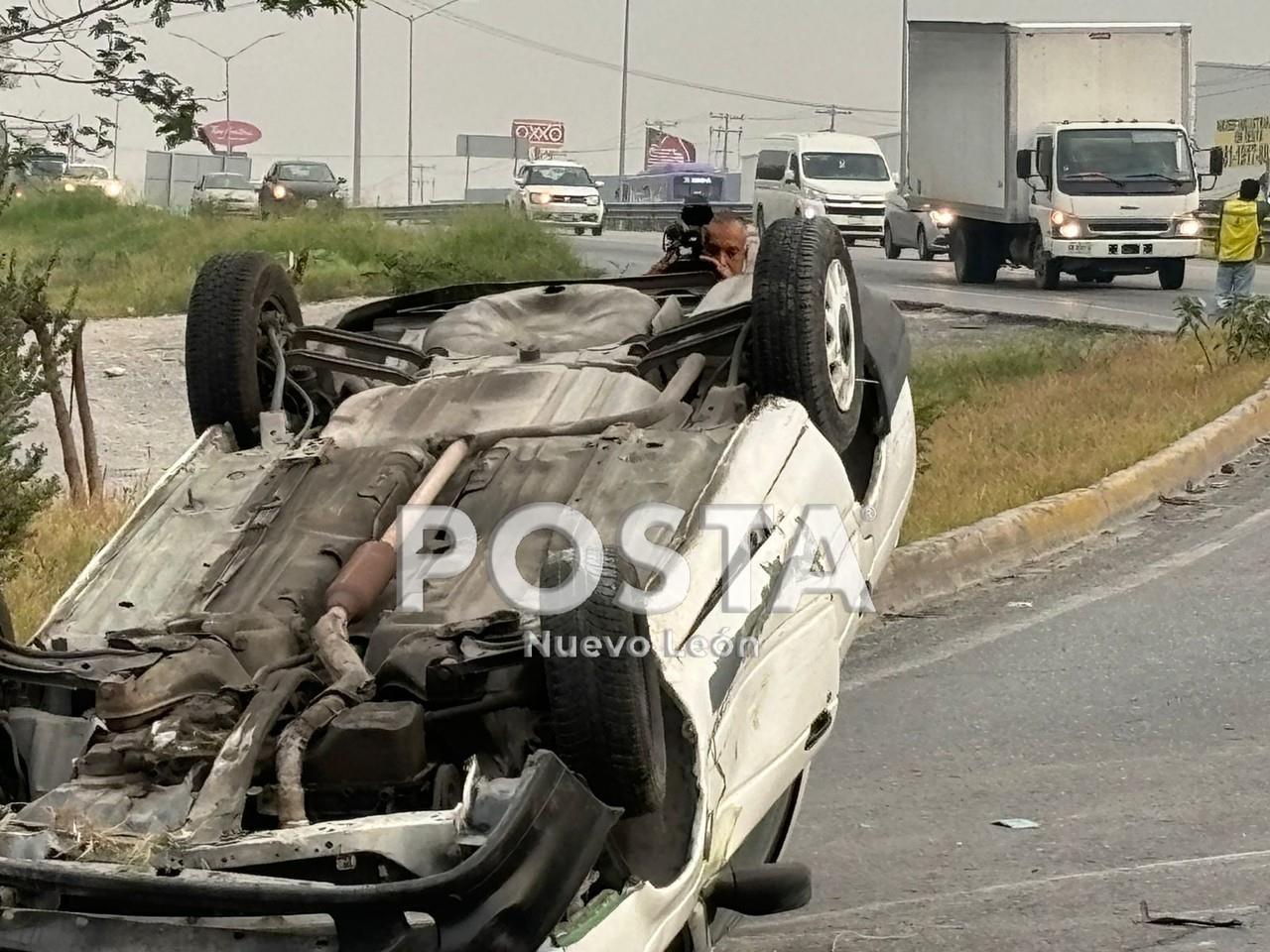 Hombre vuelca su auto tras chocar con señalamiento vial en Guadalupe