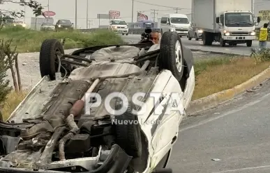 Hombre vuelca su auto tras chocar con señalamiento vial en Guadalupe