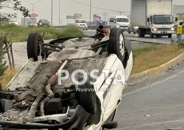 Hombre vuelca su auto tras chocar con señalamiento vial en Guadalupe