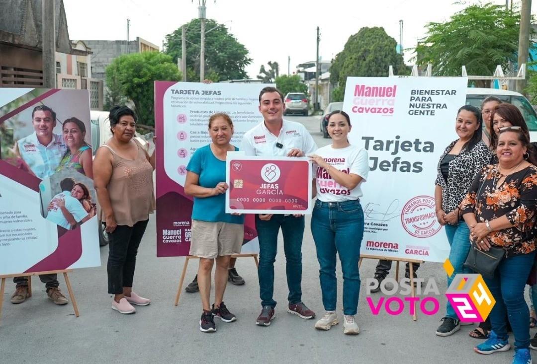 Manuel Guerra Cavazos mostrando la Tarjeta Jefas con algunas mujeres en García. Foto: Manuel Guerra Cavazos