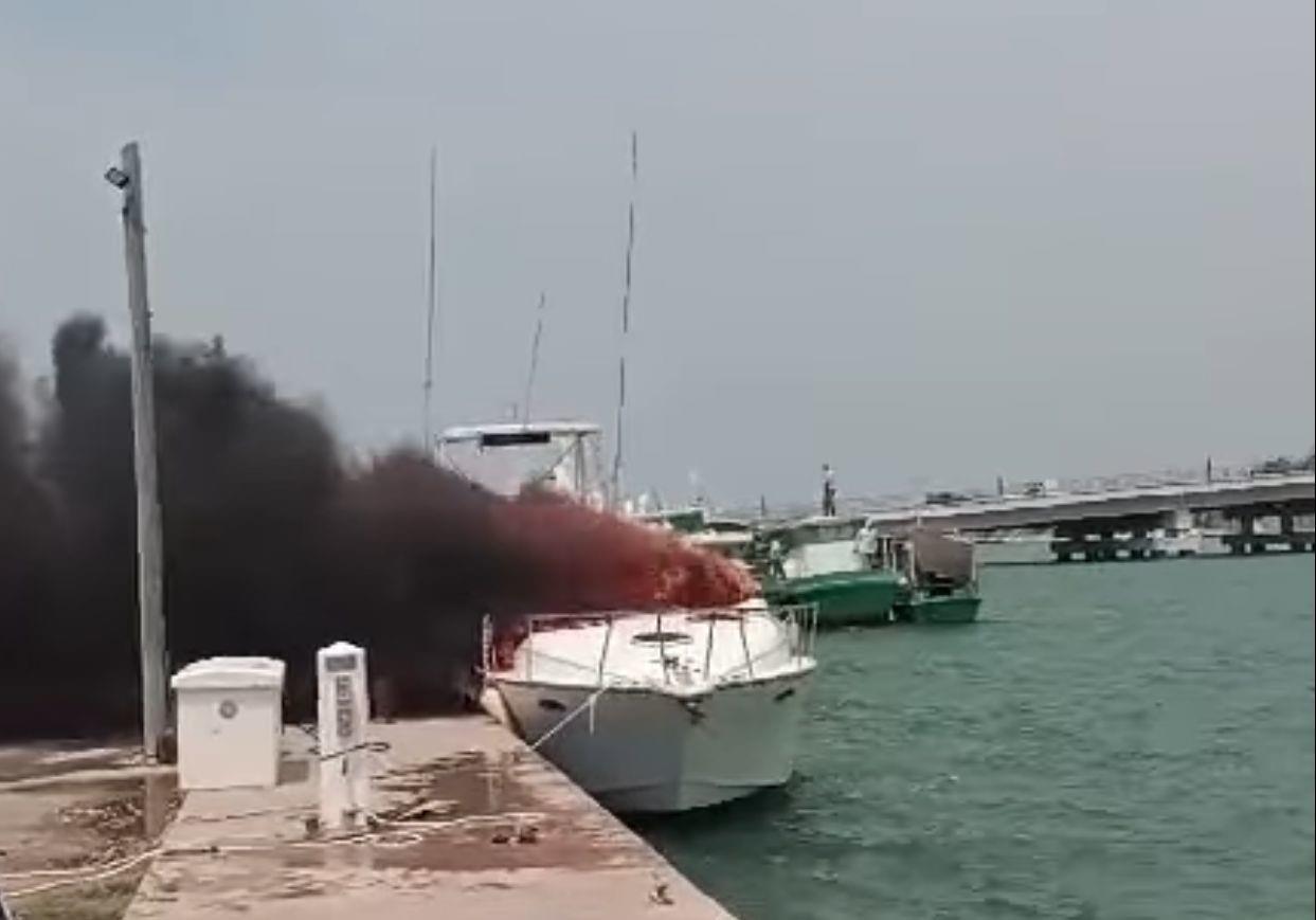 Yate en el puerto de Yucaltepen. Foto: Redes sociales