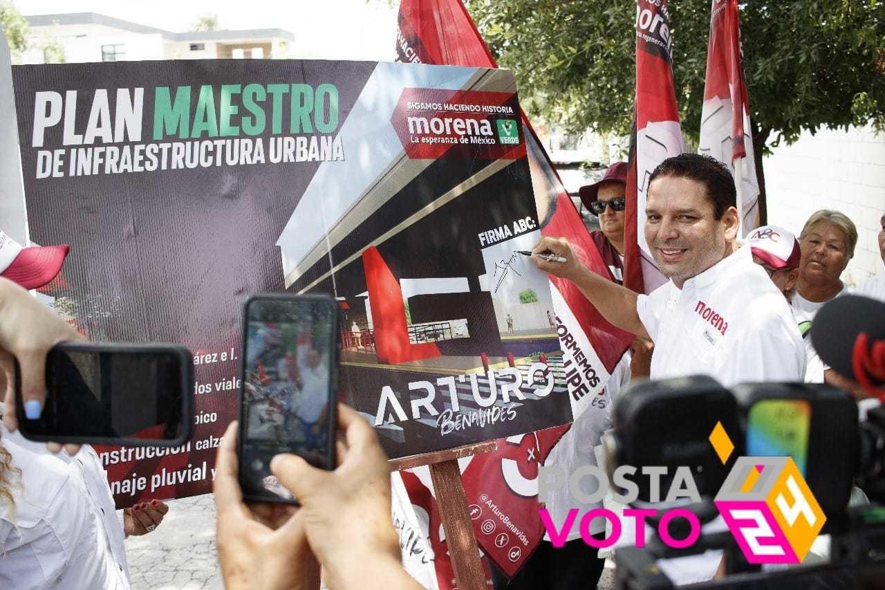 El candidato de la Coalición “Sigamos Haciendo Historia” firmó el compromiso con el que dijo, se podrá tener una mejor infraestructura de movilidad. Foto: Armando Galicia.