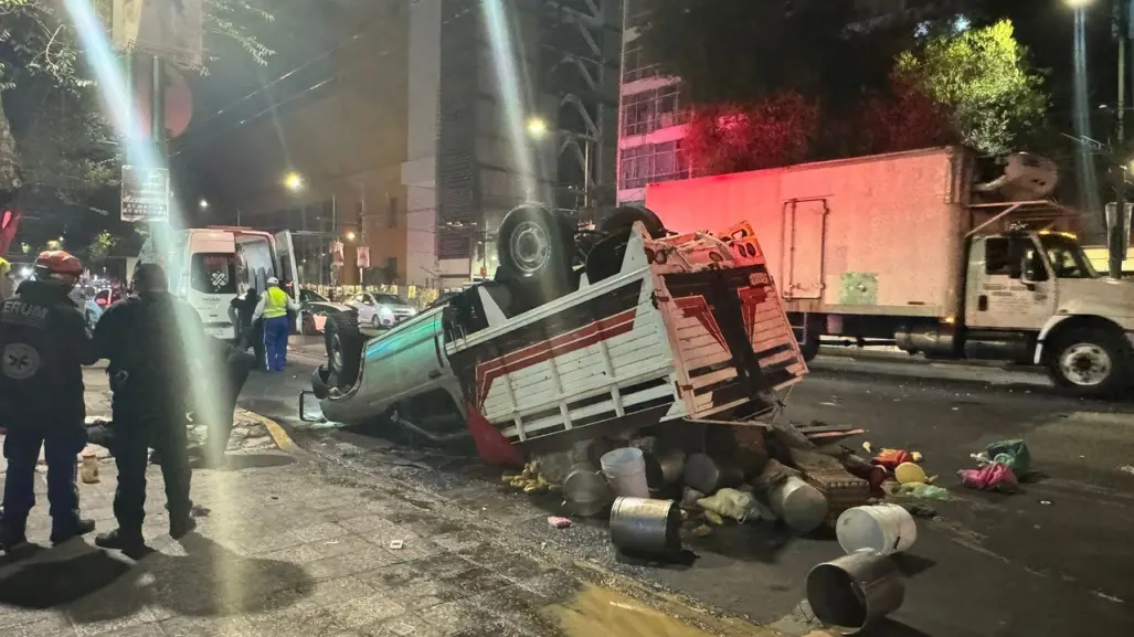 ¡Tamales al suelo! Camioneta vuelca tras ser golpeada por conductor ebrio