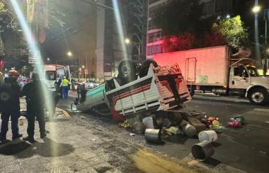 ¡Tamales al suelo! Camioneta vuelca tras ser golpeada por conductor ebrio